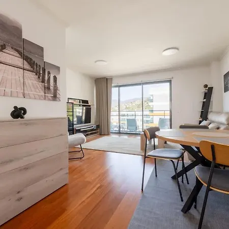 Nomad Escape Spacious With Pool & Gym דירה פונשל