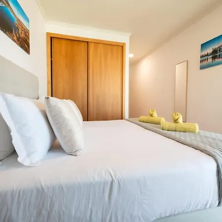 Nomad Escape Spacious With Pool & Gym דירה *