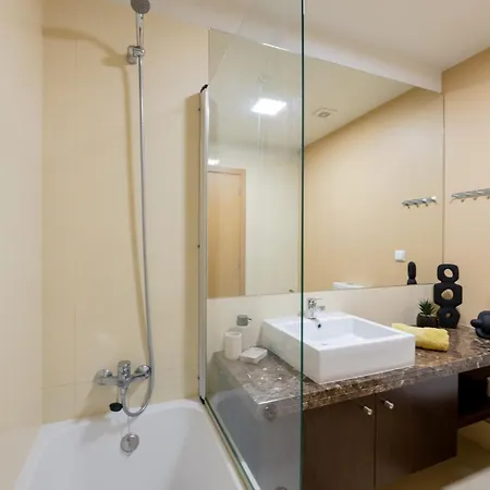 Nomad Escape Spacious With Pool & Gym 아파트 푼샬