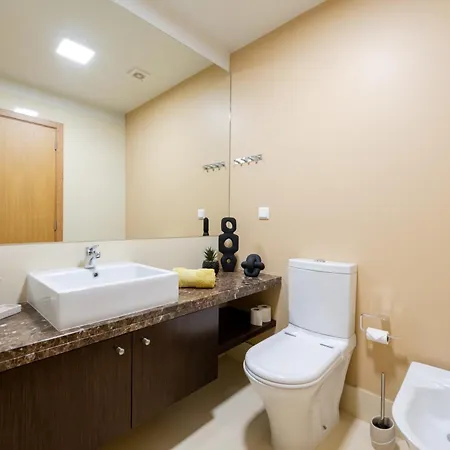 Апартаменты Nomad Escape Spacious With Pool & Gym