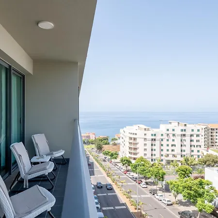 Апартаменты Nomad Escape Spacious With Pool & Gym Фуншал