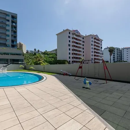 Nomad Escape Spacious With Pool & Gym Apartment