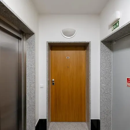 Nomad Escape Spacious With Pool & Gym Apartment