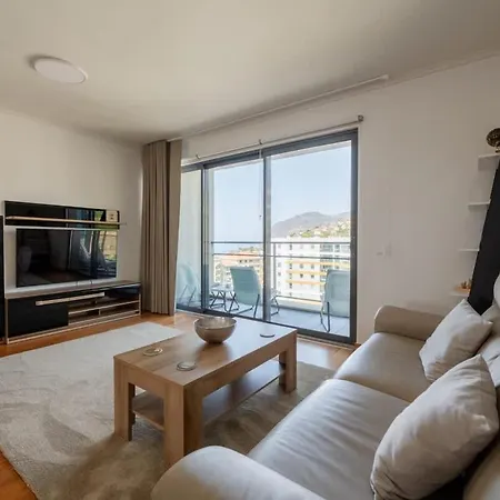 Nomad Escape Spacious With Pool & Gym Funchal (Madeira)