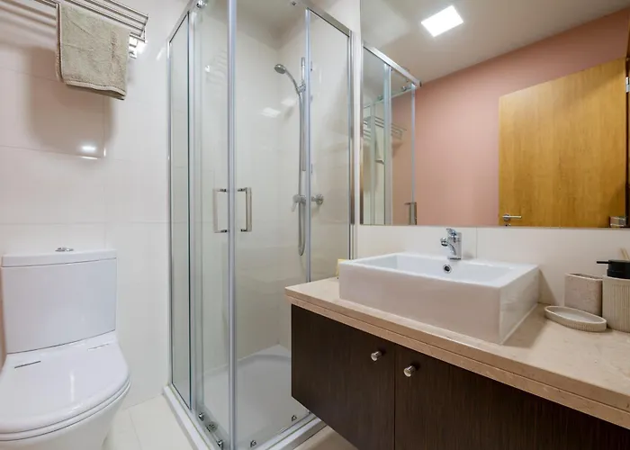 Nomad Escape Spacious With Pool & Gym * Funchal (Madeira)